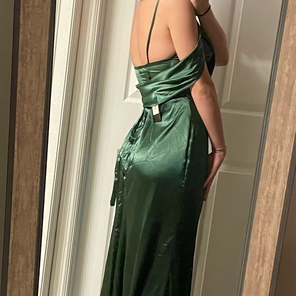 Cinderella Divine Emerald Gown/Formal Dress - Picture 2 of 3